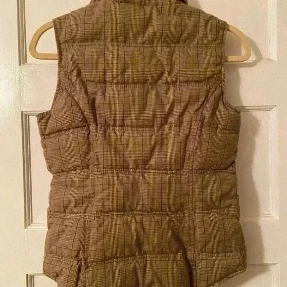Tommy Hilfiger quilted vest for cold weather. - Picture 3 of 6